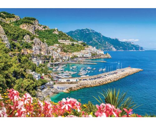 Fotobehang van bergdorpen aan de kust, met uitzicht op de zee en bergen.