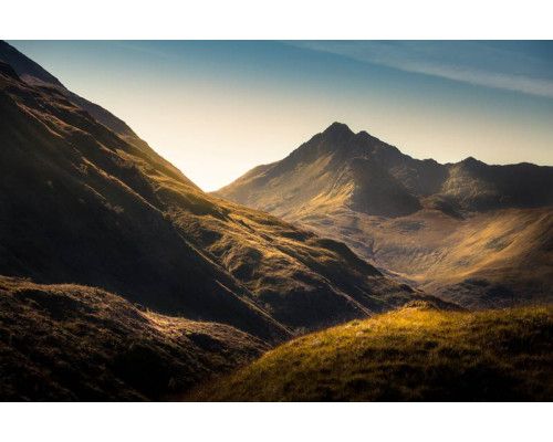 Fotobehang van bergen in de ochtend met een prachtig landschap tijdens een zonsondergang.