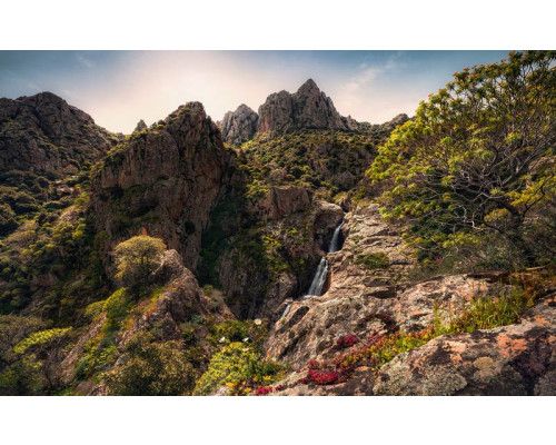 Waterval Sa Spendula in Sardinië met een prachtig landschap.