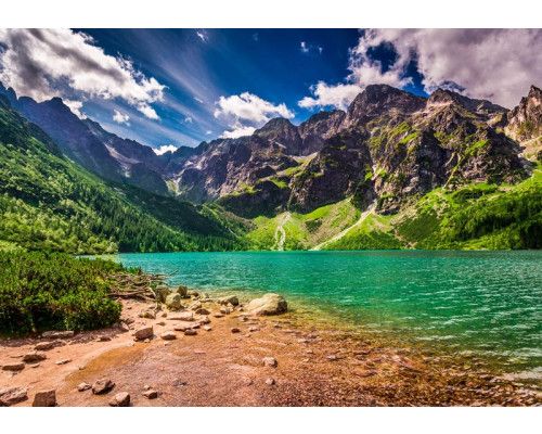 Fotobehang bergmeer in de ochtend met een helderblauw bergmeer, omringd door hoge bergen en een prachtig landschap.