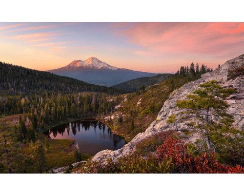 Between the Light Heart Lake fotobehang, met een mystiek meerlandschap.