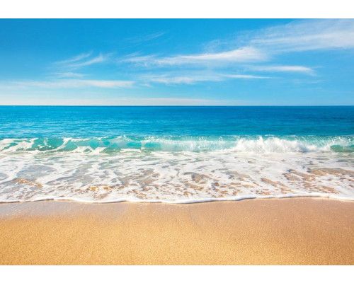 Fotobehang van een blauwe zee en strand, met een serene en ontspannende omgeving.
