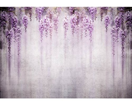 Blauweregen die over een betonnen muur klimt, afgebeeld op dit elegante fotobehang met bloemen en klimop.