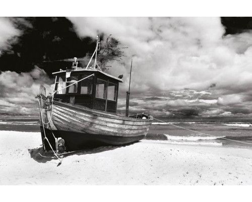 Fotobehang van een schip dat op het strand is aangemeerd, met de golven van de zee op de achtergrond.