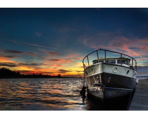 Zonsondergang aan zee met een houten steiger en meer, gedetailleerd op fotobehang.