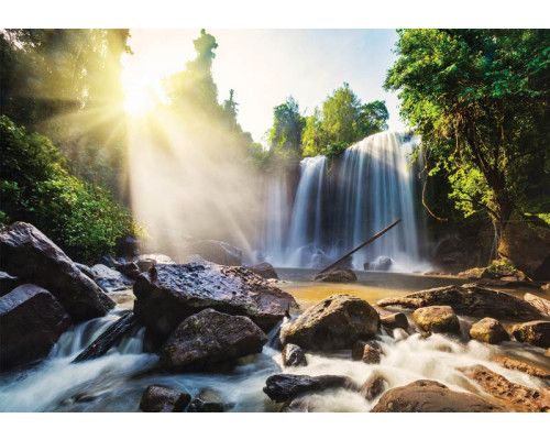 Fotobehang van een bosbeleving met een adembenemende waterval, in een serene en natuurlijke setting.