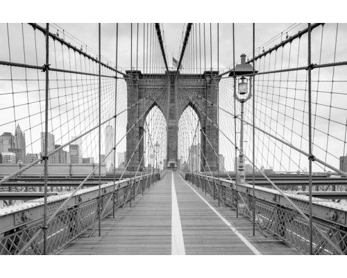 De iconische Brooklyn Bridge in New York, weergegeven in zwart-wit op een gedetailleerd fotobehang.