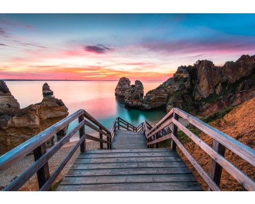 Fotobehang van een 3D-brug naar het strand, met uitzicht op zee en een pier.