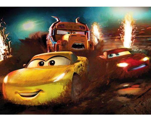 Cars Dirt Track fotobehang toont een stoffige racebaan waar Lightning McQueen doorheen racet, met opwaaiend stof en snelle bochten.