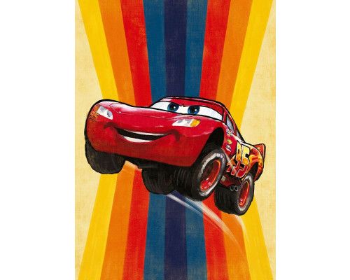 Cars Jump Lightning McQueen fotobehang met Lightning McQueen die door de lucht vliegt over een racebaan, klaar voor een perfecte landing.