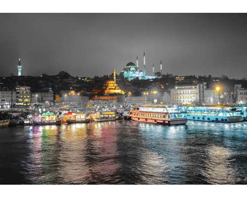 Panoramisch stadsuitzicht, weergegeven op een modern fotobehang met levendige kleuren.