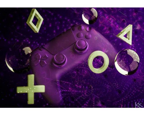 Fotobehang met een paarse gamecontroller en PlayStation-symbolen op een kleurrijke, moderne achtergrond.