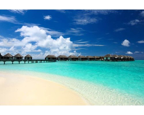 Fotobehang van de prachtige stranden van de Malediven, met helderblauw water en witte zandstranden.