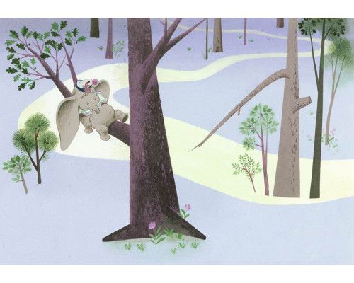 Dombo Slaapt in de Boom fotobehang toont Dombo die rustig slaapt op een grote tak, terwijl de sterren aan de hemel stralen.