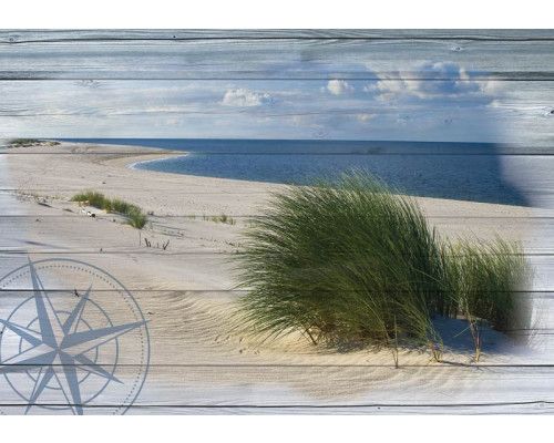 Natuurlijke duinen, strand en oceaan, weergegeven in een rustgevend fotobehang met houten planken.