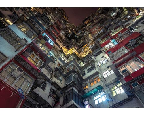 Fotobehang van een flatgebouw in een stad, strak en modern.