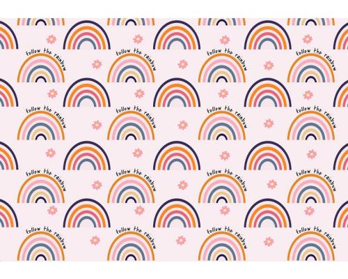 Fotobehang met een patroon van regenbogen in zachte tinten en de tekst 'Follow the Rainbow' erboven.