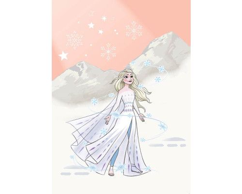 Frozen Winter Magic fotobehang met Elsa, die haar magische krachten gebruikt in een schitterend sneeuwlandschap vol ijspegels en besneeuwde bergen.