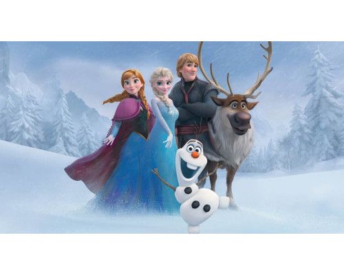 Fotobehang Frozen met Anna, Elsa, Kristoff, Sven en Olaf in een winterlandschap.