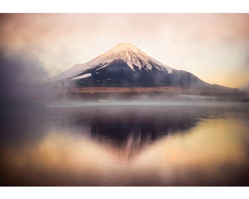 Het serene Fuji Five Lakes gebied met de iconische berg op de achtergrond, prachtig vastgelegd op dit fotobehang.