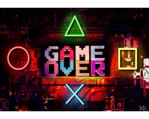 Fotobehang met de tekst Game Over in retrostijl en neonverlichte PlayStation-symbolen in een ruitvorm op een donkere achtergrond.