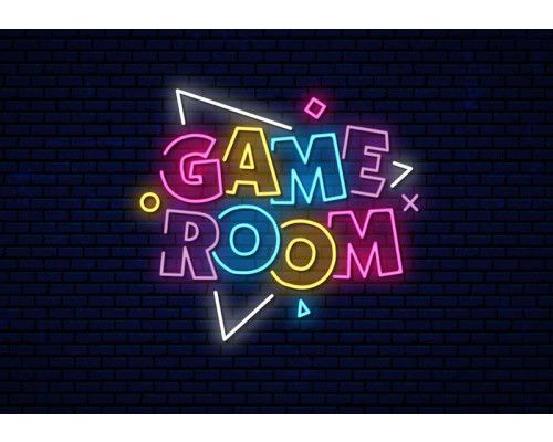 Fotobehang Game Room Neonletters met kleurrijke neonletters en dynamische vormen op donkere baksteenachtergrond.