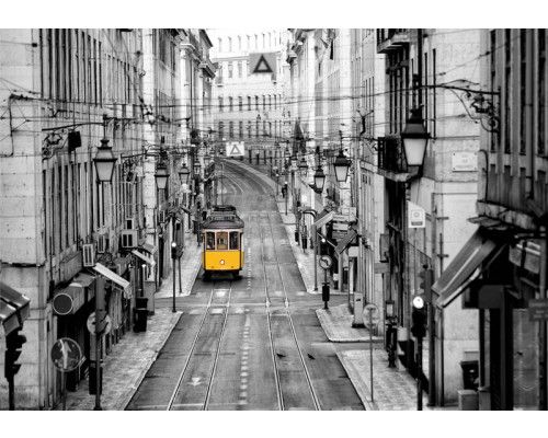 Gele tram die door een straat rijdt, fotobehang geïnspireerd op stadsgezichten van San Francisco of Lissabon.
