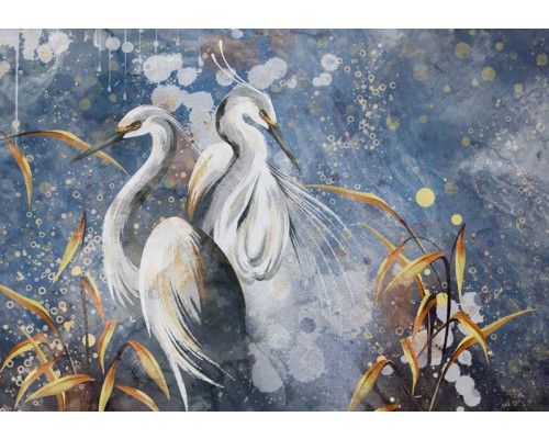 Fotobehang van sierlijke, geschilderde reigers in goudtinten, elegant weergegeven in een kunstzinnige compositie.