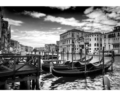Fotobehang van gondels in Venetië, Italië, boten in een stadse setting.