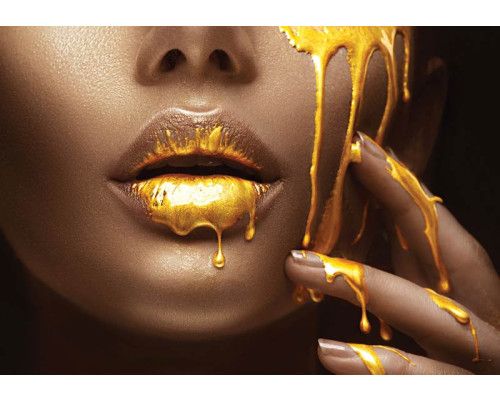 Fotobehang van een gouden kunstwerk van een vrouwelijke figuur, met een chique en modieuze uitstraling.