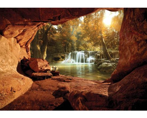 Grot met uitzicht op een waterval, fotobehang met een indrukwekkend natuurtafereel voor een rustgevende ruimte.