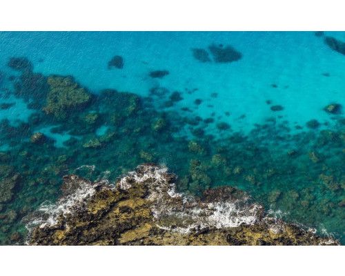 Helder blauwe zee met een prachtig uitzicht op het landschap.