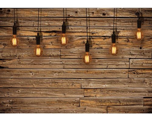 Fotobehang met houten planken en lampen, industrieel en warm.