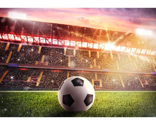 Fotobehang van een groot voetbalstadion met volle tribunes en een weids zicht op het veld, waar een wedstrijd in volle gang is.