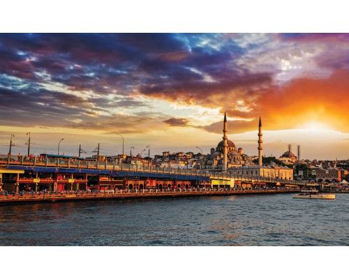 Fotobehang van de skyline van Istanbul, met moskeeën en hoge gebouwen.