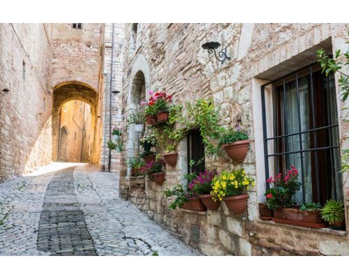 Een smalle Italiaanse straat in een pittoreske stad, afgebeeld op een sfeervol fotobehang.