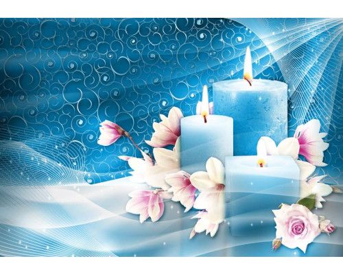 Blauwe kaarsen en bloemen in een yoga spa setting, gedetailleerd op fotobehang.