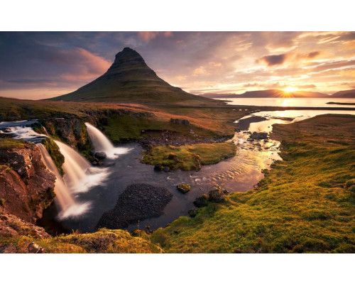 Fotobehang van de Kirkjufell berg en waterval in IJsland, perfect voor natuurliefhebbers.