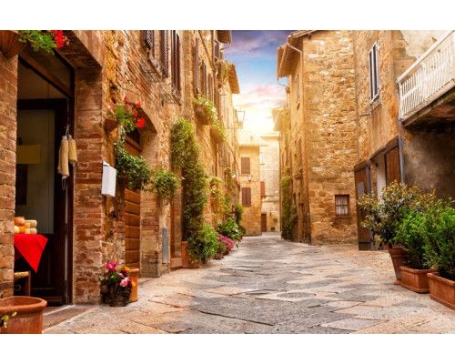 Een kleurrijke straat in Pienza, Toscane, Italië, weergegeven op een levendig fotobehang.