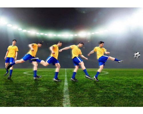 Slow motion weergave van een voetballer die schiet, vastgelegd in een stadion met dramatische belichting.