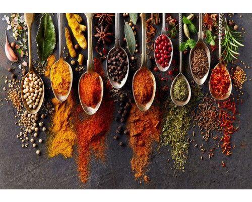Fotobehang kruiden en specerijen met kleurrijke kruiden en specerijen op donkere achtergrond.