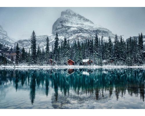 Fotobehang van het Lake O'Hara in Canada, gelegen in Yoho National Park, met een betoverend meer en uitgestrekte bergen.