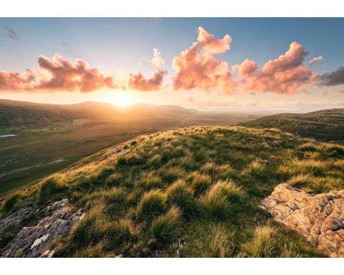 Fotobehang van het berglandschap in Ierland, ideaal voor een rustgevende kamer.