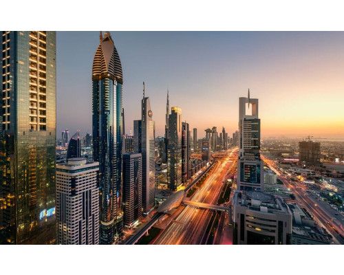 Uitzicht over een bruisende stad bij avondlicht, fotobehang van Level 43 brengt de schoonheid van stadslichten tot leven.