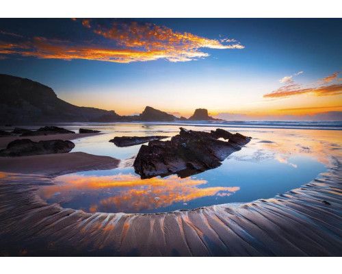 Fotobehang met uitzicht op een meer, rustgevend natuurlandschap.