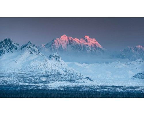 Het ijsberglandschap van Mount Stevens in Alaska, ideaal vastgelegd in dit fotobehang voor een koele en serene sfeer.