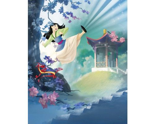Fotobehang met Mulan, vergezeld door Fa Mushu, in een kleurrijk Chinees landschap met bergen en pagodes, geïnspireerd door Disney's Mulan.