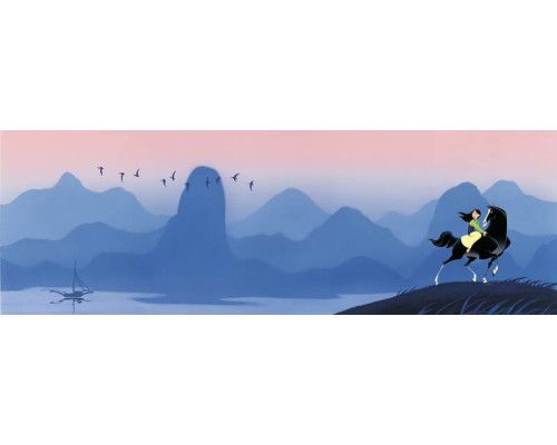 Mulan Hills fotobehang toont Mulan die uitkijkt over glooiende heuvels, met een mystieke nevel die de bergen bedekt.