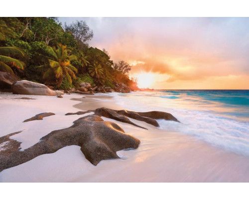 Fotobehang van een wit strand met kristalhelder water en een stralende zon, ideaal voor een zomerse uitstraling.