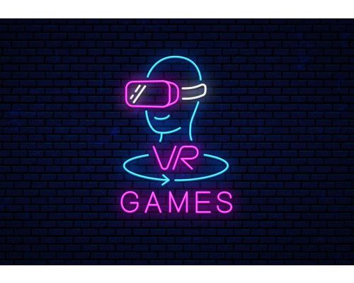 Fotobehang Neon VR Games met futuristisch VR-headsetontwerp in felroze en blauwe neonkleuren op donkere baksteenachtergrond.